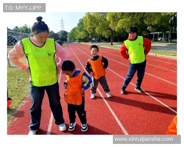 足球明星与孩子们的温馨瞬间合集展现亲子时光的幸福与乐趣